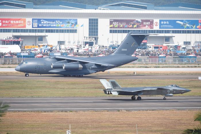 “八一”“红鹰”劲舞长空  歼-20歼-35A一飞冲天