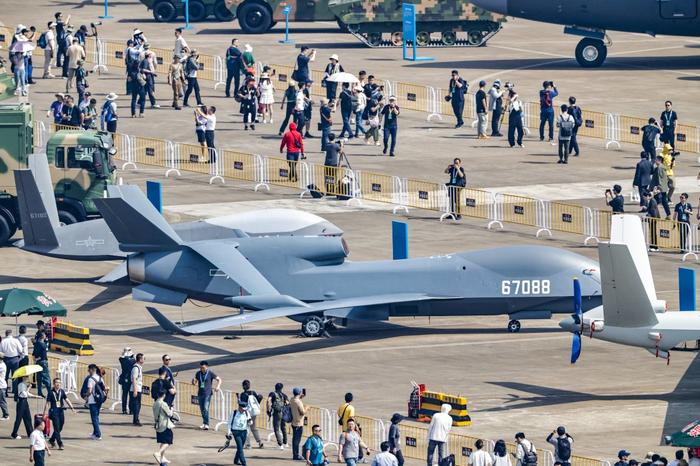 空军36型武器装备在中国航展成体系亮相 展现人民空军转型跨越新成就