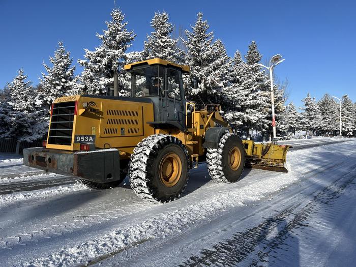 北大荒集团：人机齐上清冰雪 保路畅保粮安