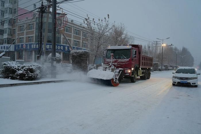 北大荒集团：人机齐上清冰雪 保路畅保粮安