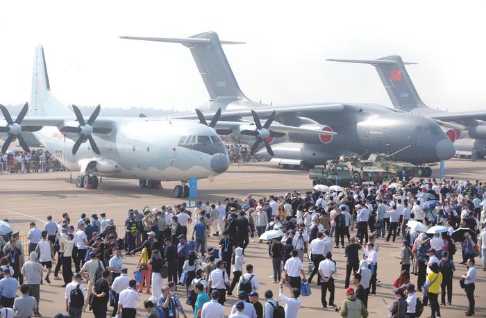 “八一”“红鹰”劲舞长空  歼-20歼-35A一飞冲天