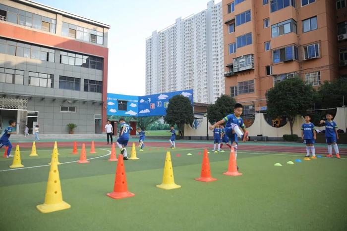 雁塔区高新路小学致力打造足球特色校园