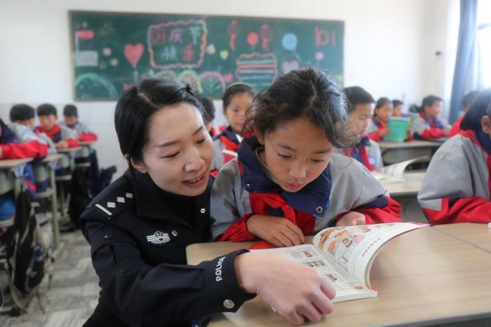 初冬助学暖童心,公安护航筑未来