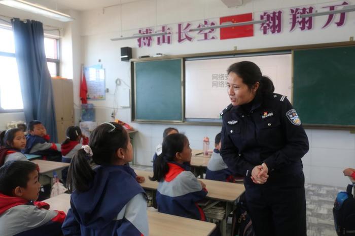 初冬助学暖童心,公安护航筑未来