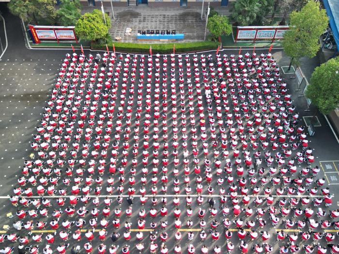 表彰催奋进，总结启新程——西峡县城区二中九年级秋期期中表彰大会