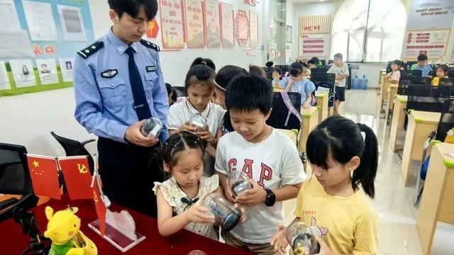 “青蓝讲师团”，为青少年拉起禁毒“第一道防线”