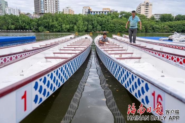 运动会龙舟项目比赛龙舟在三亚河顺利下水