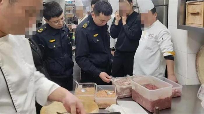 网红餐厅为食品增色添加亚硝酸钠被罚5万：食用过量可致器官衰竭