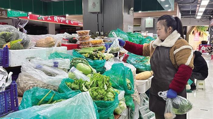 立冬后，拉萨市场肉果蔬菜供销两旺