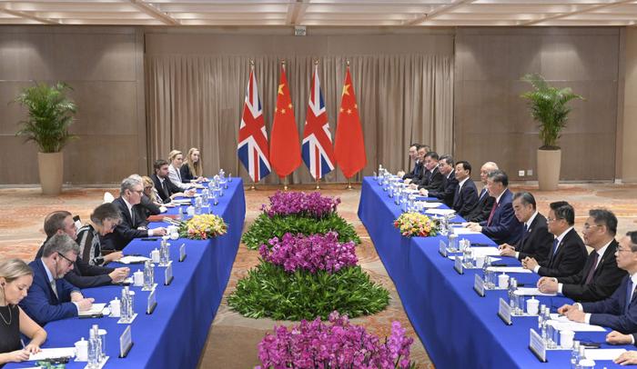 习近平会见英国首相斯塔默
