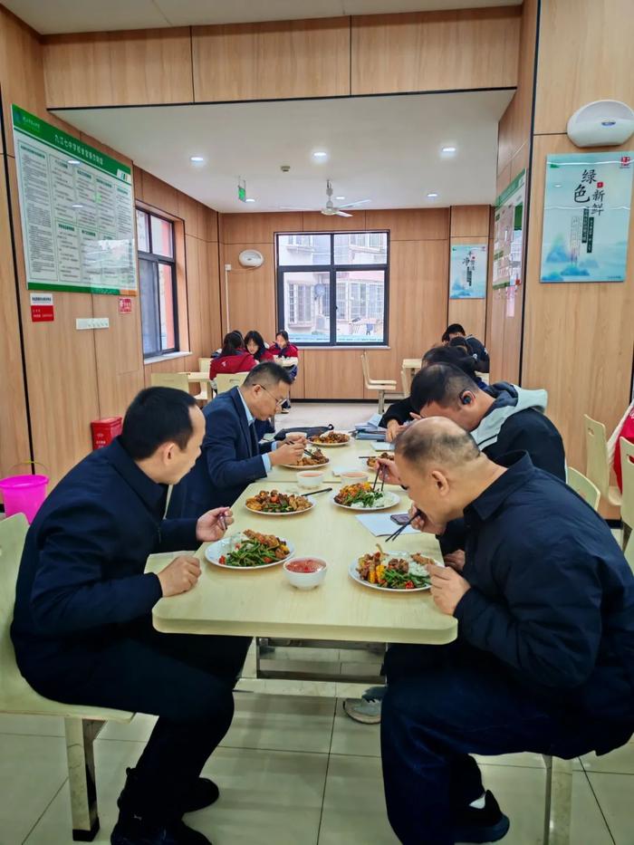 九江市教育局领导到九江七中调研，并与学生共享美好“食”光