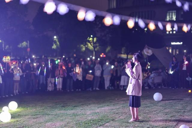 在动人的歌声中感受青春活力！上海对外经贸大学这场音乐会真浪漫