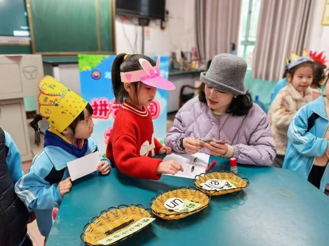 岳塘区湘钢二校举行一年级学生拼音闯关活动