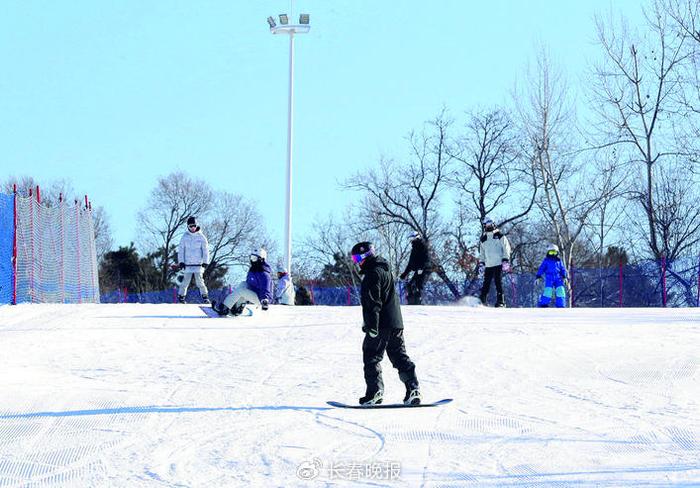 开板！天定山滑雪场开板首日，迎来近千名滑雪爱好者！