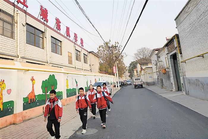 江城东队铺设沥青路 构建乡村振兴“心动脉”