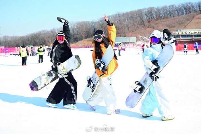 庙香山滑雪场激情开板，增设20多处网红打卡点！