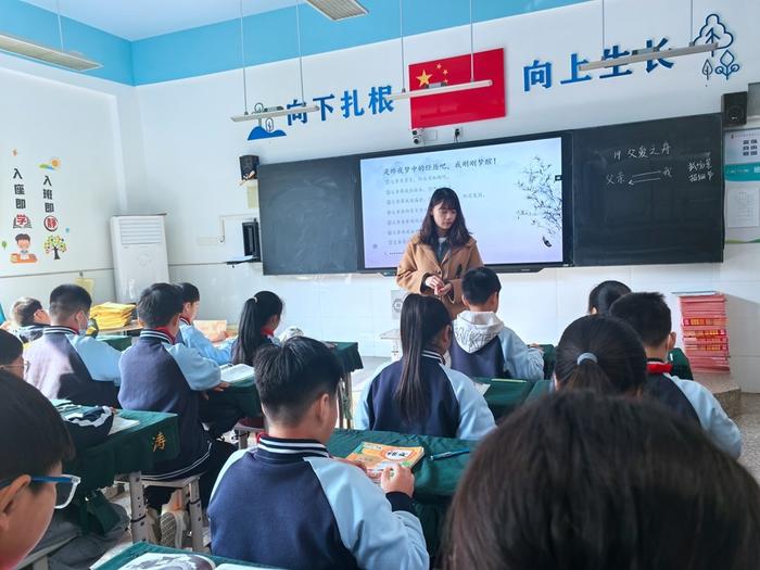 管城区十八里河中心校到长青路小学开展听评课活动