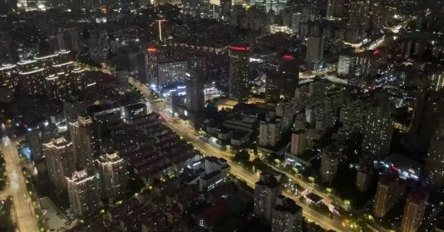 “空中打卡”陆家嘴璀璨夜景