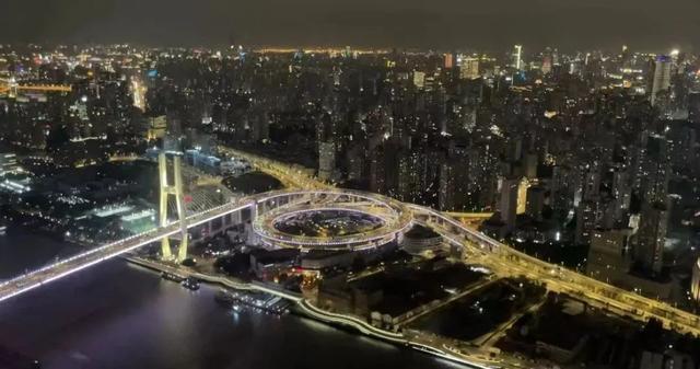 “空中打卡”陆家嘴璀璨夜景