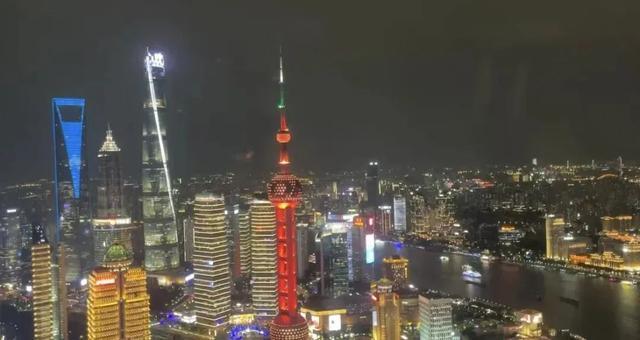 “空中打卡”陆家嘴璀璨夜景