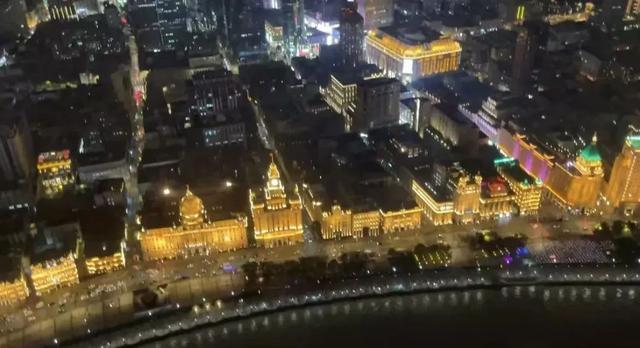 “空中打卡”陆家嘴璀璨夜景