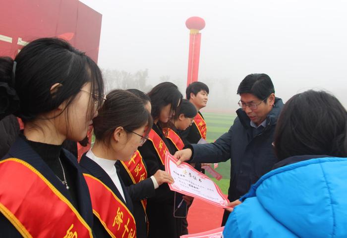 奋斗正青春 逐梦正当时——南阳市第十完全学校高中部举行高一、高二秋期期中考试表彰大会