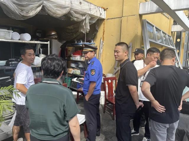 餐饮油污管道疏通难？奉浦街道这个社区这么做→