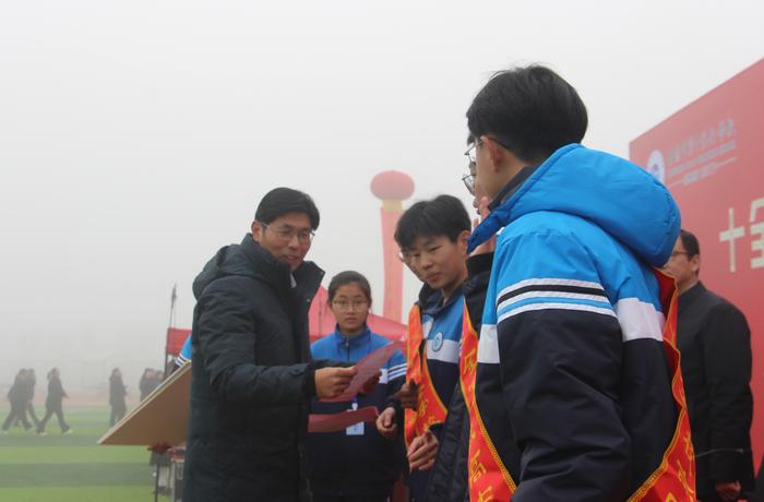 奋斗正青春 逐梦正当时——南阳市第十完全学校高中部举行高一、高二秋期期中考试表彰大会