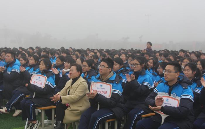 奋斗正青春 逐梦正当时——南阳市第十完全学校高中部举行高一、高二秋期期中考试表彰大会