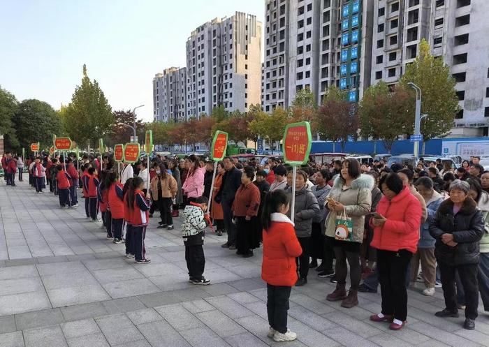 南阳市第八完全学校小学部开展“共育花开、筑梦未来”家长会