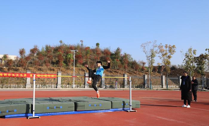 “奔跑吧·少年”2024年宛城区中小学生田径运动会在南阳市第十完全学校开幕