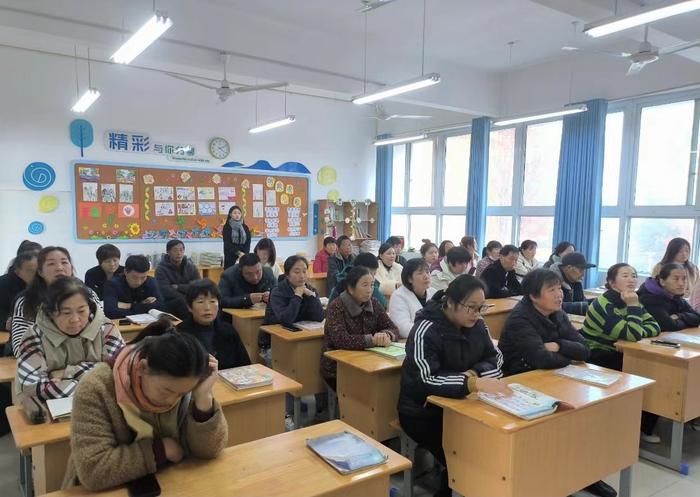 南阳市第八完全学校小学部开展“共育花开、筑梦未来”家长会