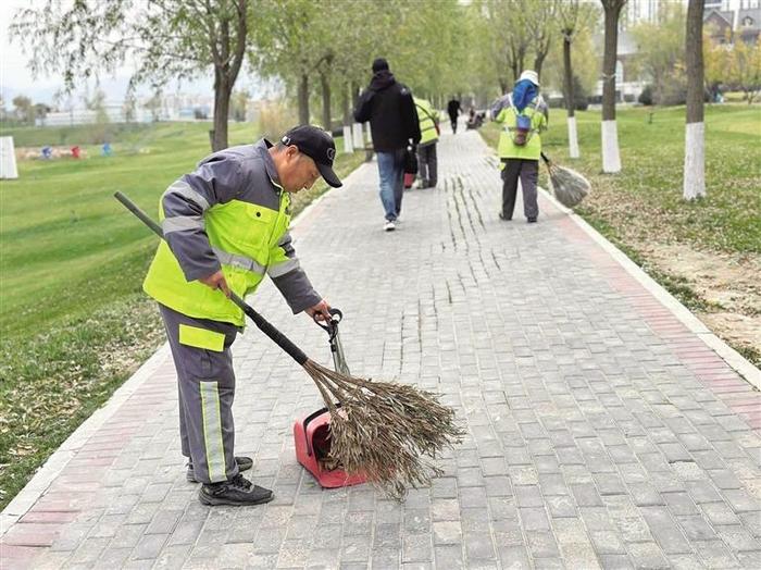 践行“绣花一样精细管理”练就“十八般环卫武艺”