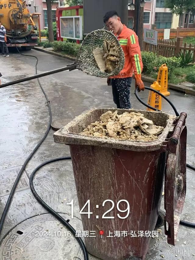 餐饮油污管道疏通难？奉浦街道这个社区这么做→