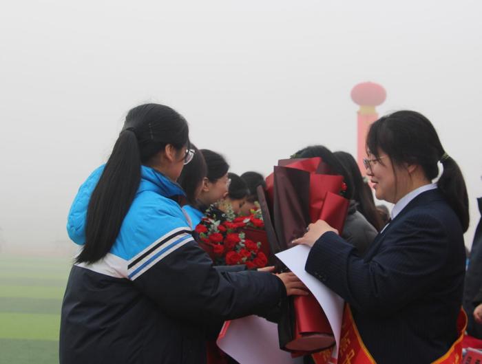 奋斗正青春 逐梦正当时——南阳市第十完全学校高中部举行高一、高二秋期期中考试表彰大会