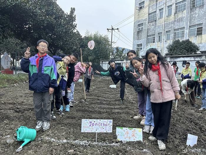 安州区迎新小学开展2024年秋“绿色阳光”劳动实践基地活动