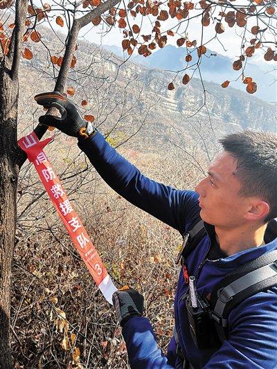 北京房山区消防救援支队开展山岳救援拉练：演练途中挂布条 方便真正救援时定位