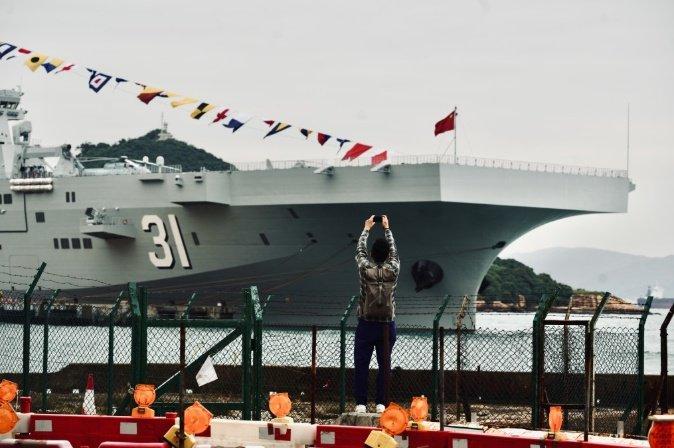 解放军海军舰艇编队来了！香港市民：近距离直观感受国家科技发展，“非常震撼”