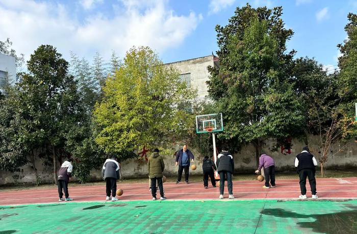 新野县新甸铺镇第六中心小学：篮球队积极备战校园篮球联赛