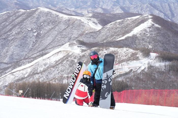 延庆奥园“雪飞燕”开板，2200米“瑞雪大道”首次向公众开放