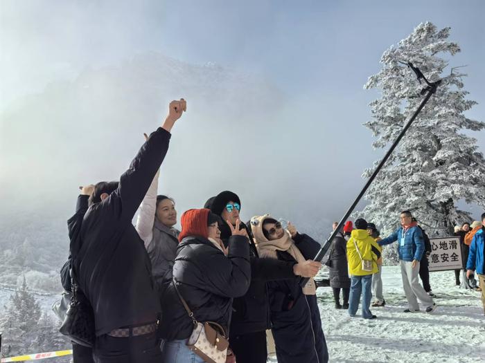 千家旅行社来官鹅沟踩线   雷古山雪景打造冬季旅游热