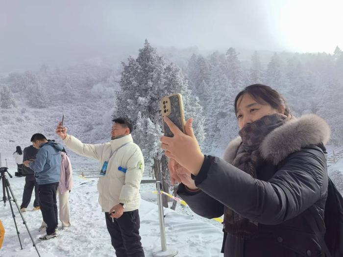 千家旅行社来官鹅沟踩线   雷古山雪景打造冬季旅游热