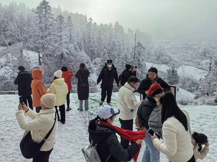 千家旅行社来官鹅沟踩线   雷古山雪景打造冬季旅游热