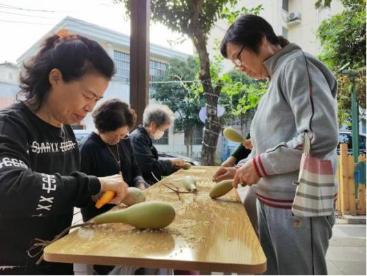 Ta们在小区里种葫芦……