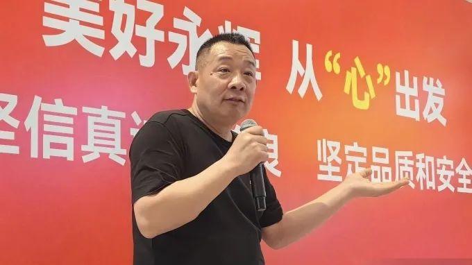 登上热搜！于东来连更11条动态