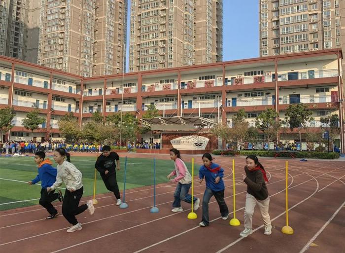 西安经开十三小举行体质测试运动会