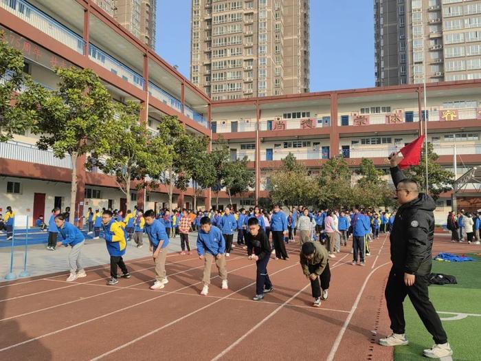 西安经开十三小举行体质测试运动会