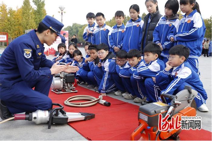 邯郸肥乡：“童”行消防集市 乐享趣味研学