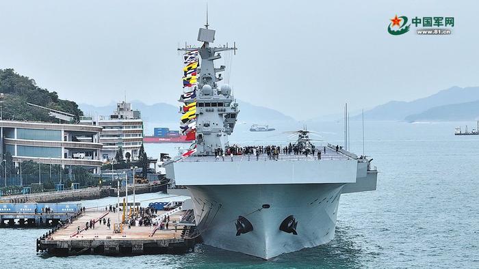 11月22日,正在香港访问的海军海南舰举行舰艇开放活动。黄 广摄