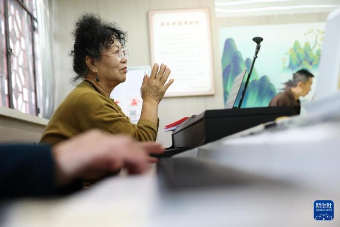 11月22日，在华亭市东华镇东华综合养老服务中心，老人在活动室参加文化社团活动。新华社记者 陈斌 摄